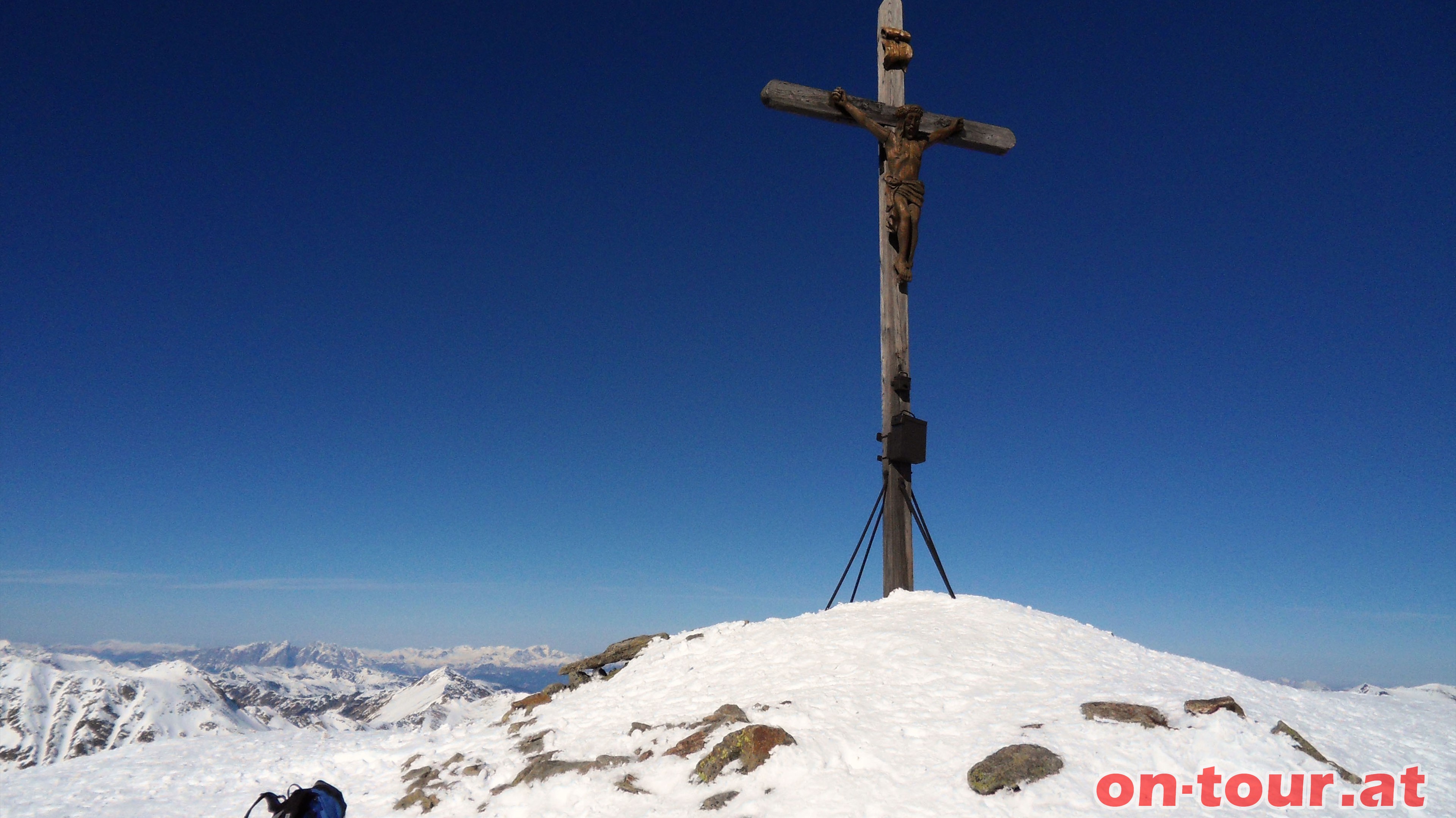 Ein schnes Gipfelkreuz und eine glasklare Fernsicht. Da muss man sich die benachbarten Erhebungen doch nher ansehen.
