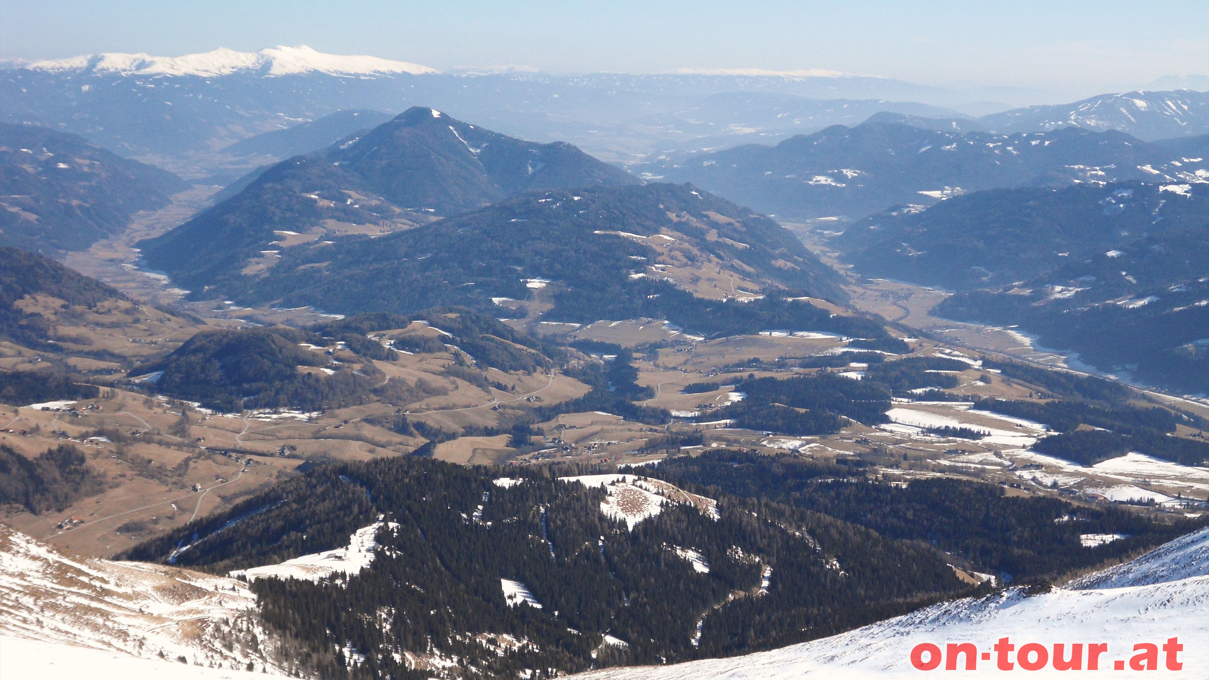 Schner Blick nach Sdosten im oberen Bereich. Links das Tal mit Oberwlz, dahinter Scheifling und am Horizont die Seetaler Alpen.