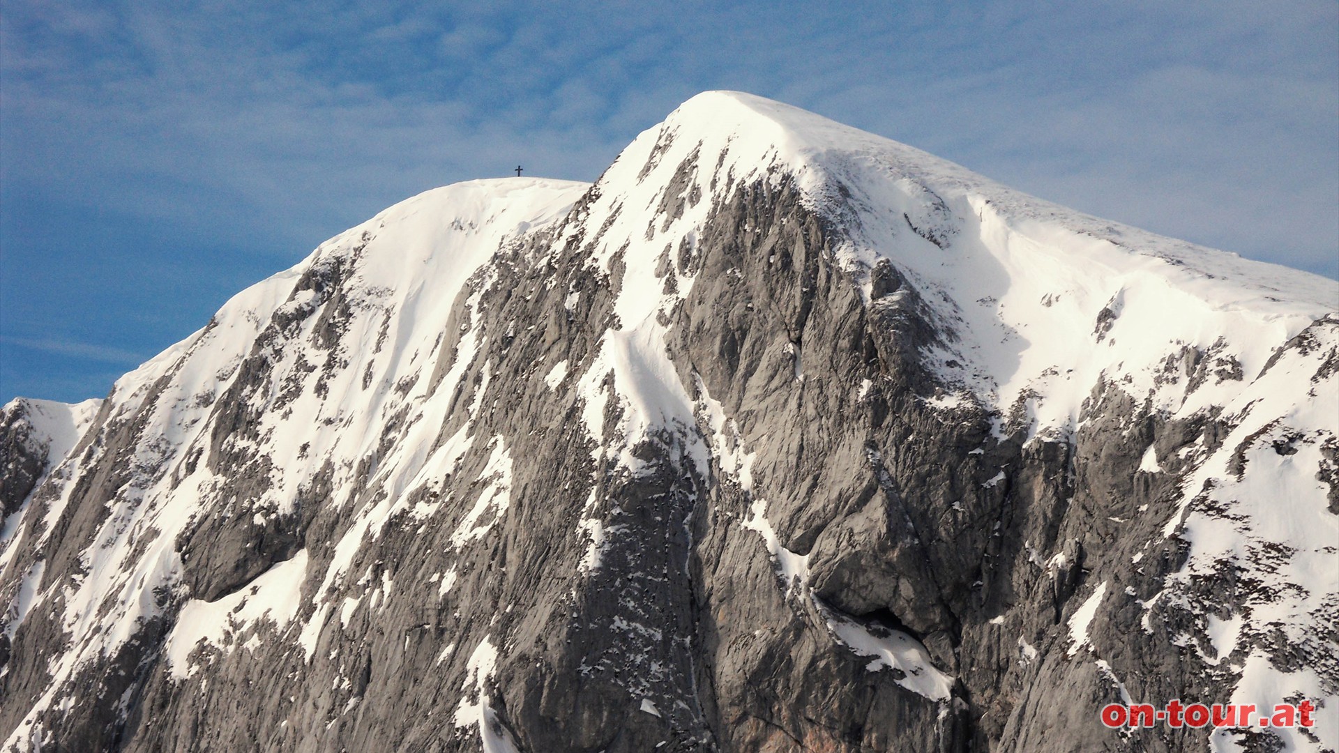 Die hchste Erhebung im langgestreckten Hochschwabmassiv ist der gleichnamige Hochschwab Gipfel (links mit Kreuz).