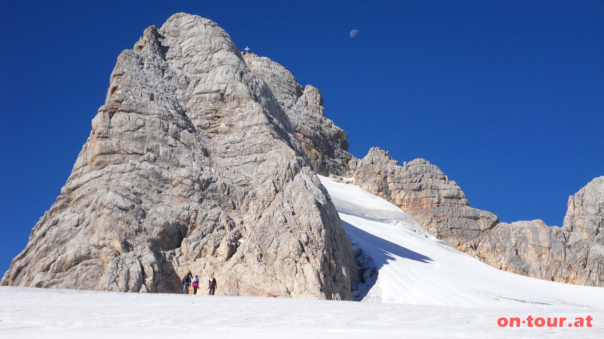 Zustieg zur Dachstein Nordostflanke und zum Klettersteig. Gletscherspalten knnen hier nicht ausgeschlossen werden.