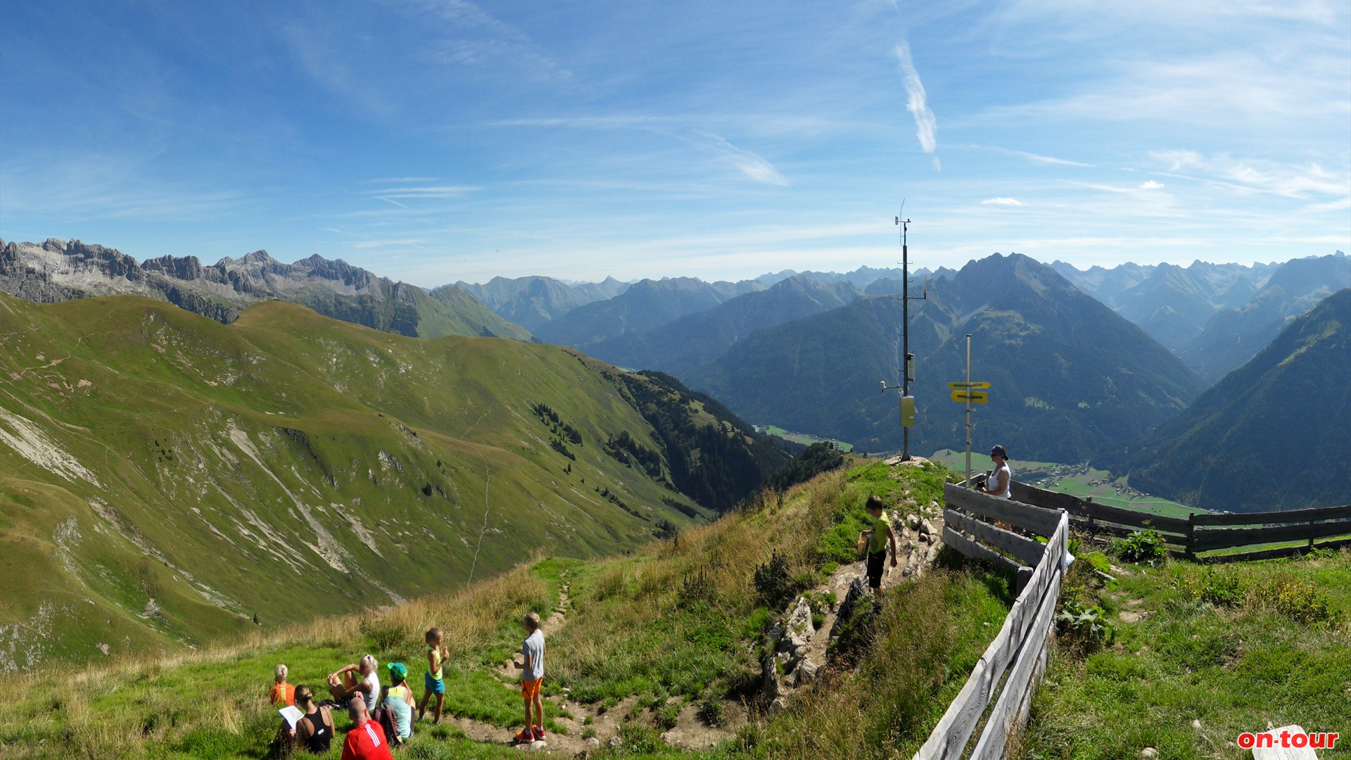 Das untere Lechtal im Osten. Links die Allguer und rechts die Lechtaler Alpen.