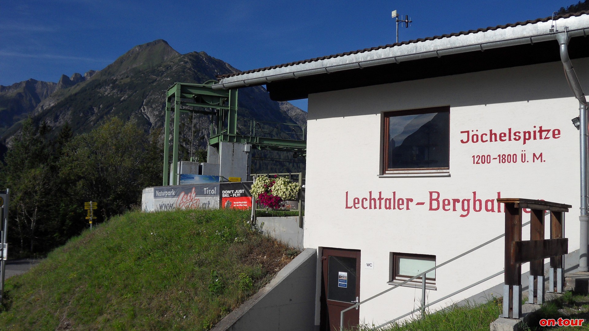 Mit der Jchelspitzbahn schwebt man bequem auf fast 1.800 m Seehhe. Zufahrt ber Bach im Lechtal.
