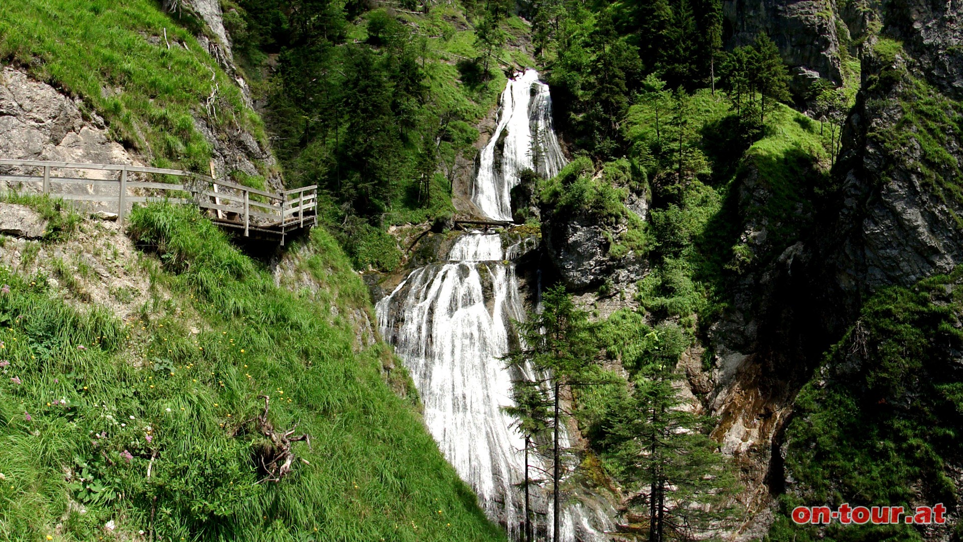 Den zweistufigen Wasserfall erlebt man ber mehrere spannende und intensive Perspektiven am Steig.