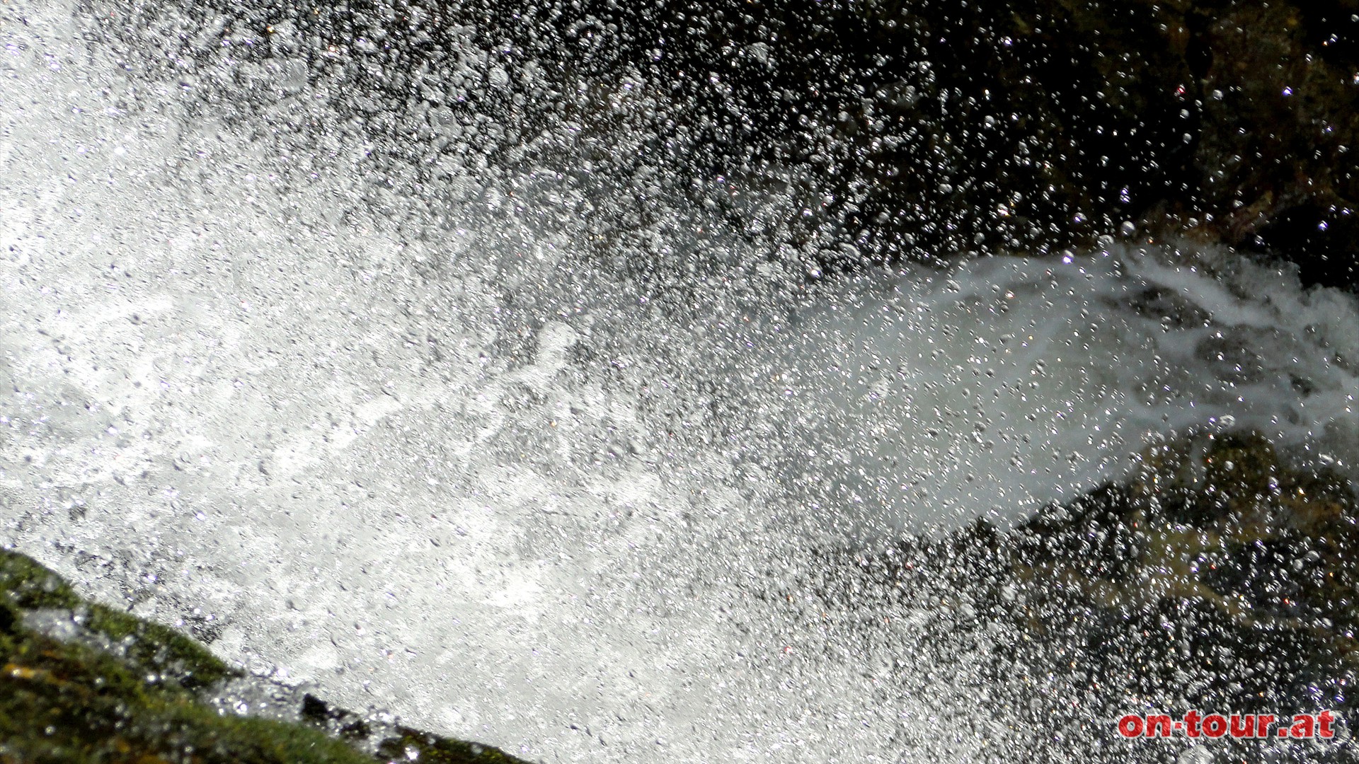 Magische Performance - Milliarden Wassertropfen berbieten sich beim Sprung in die Tiefe.