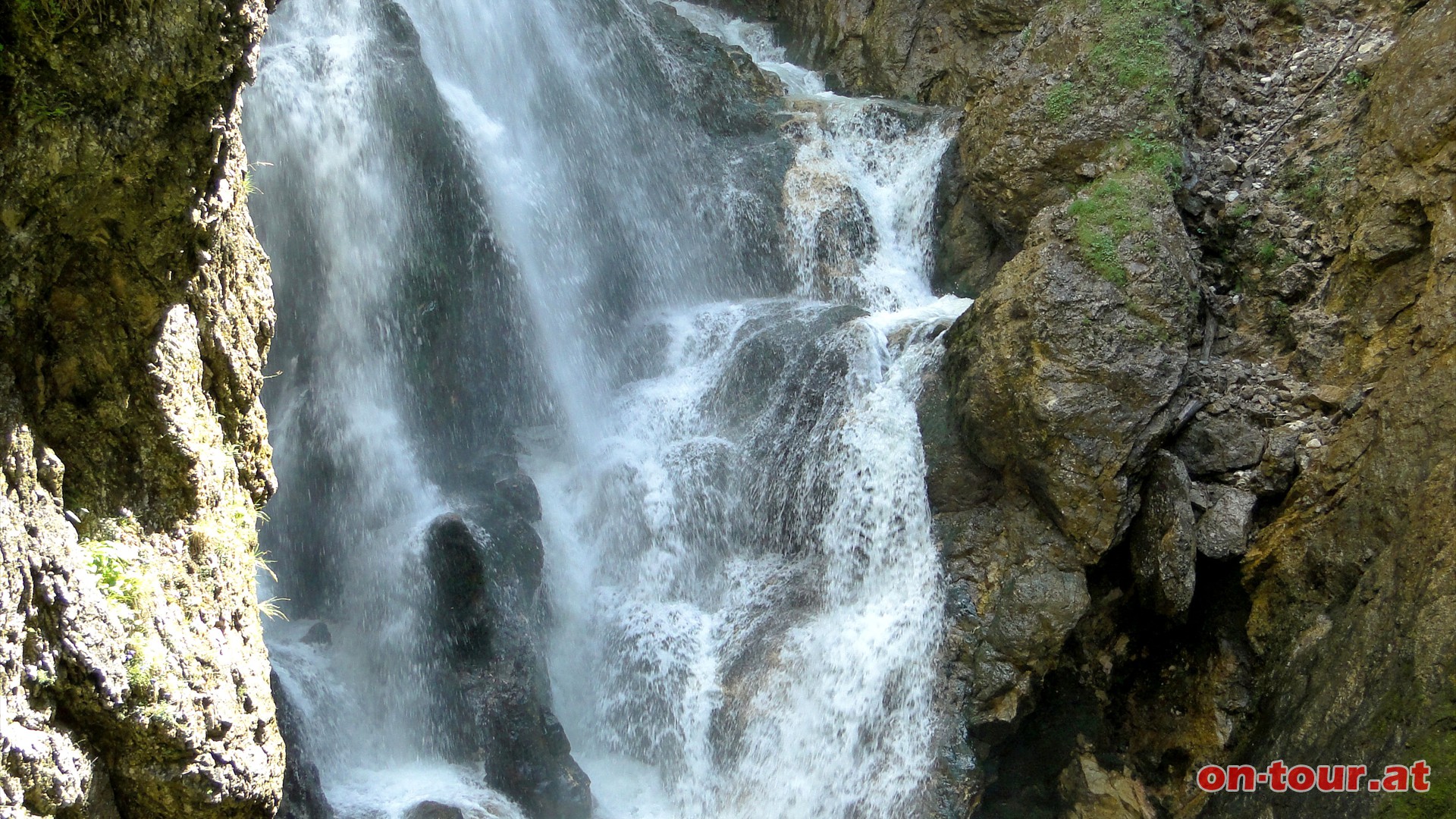 Nach der engen Schlucht prsentiert sich der zweite, 26 Meter hohe, tosende Wasserfall.