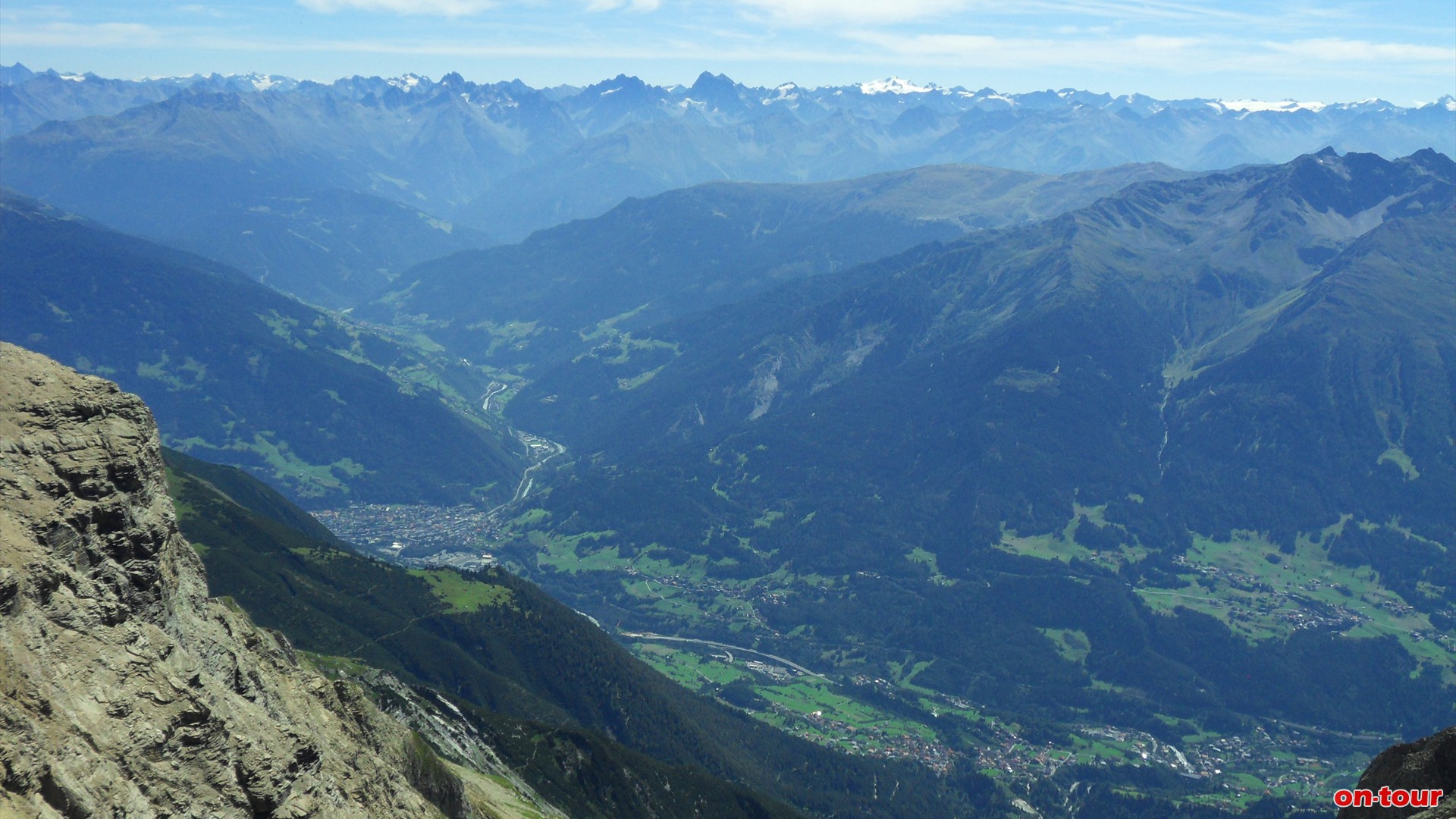 Unten im Sdosten liegt Landeck, dahinter die tztaler Alpen.