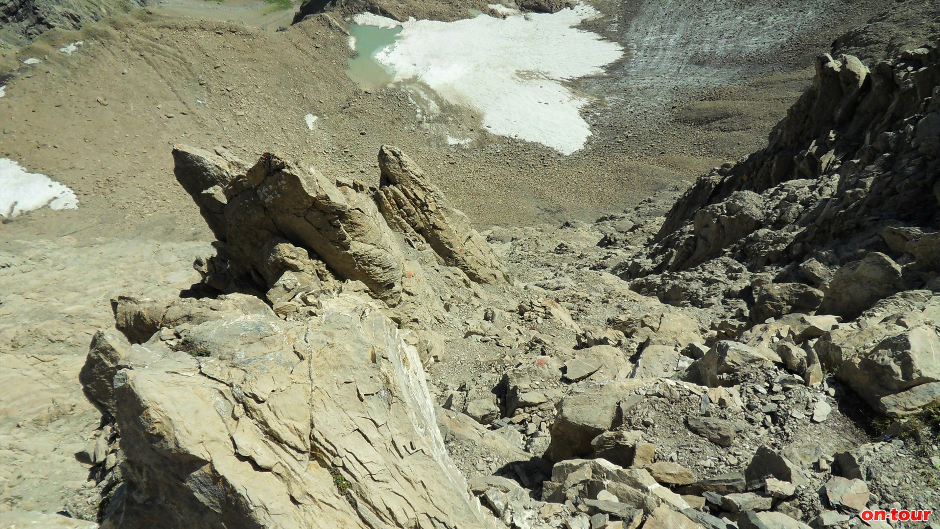 Abstieg ber den Normalweg auf der Sdwand. Technisch einfacher als der Ostgrat (1-2), aber aufgrund des losen Gesteins wesentlich rutschiger.