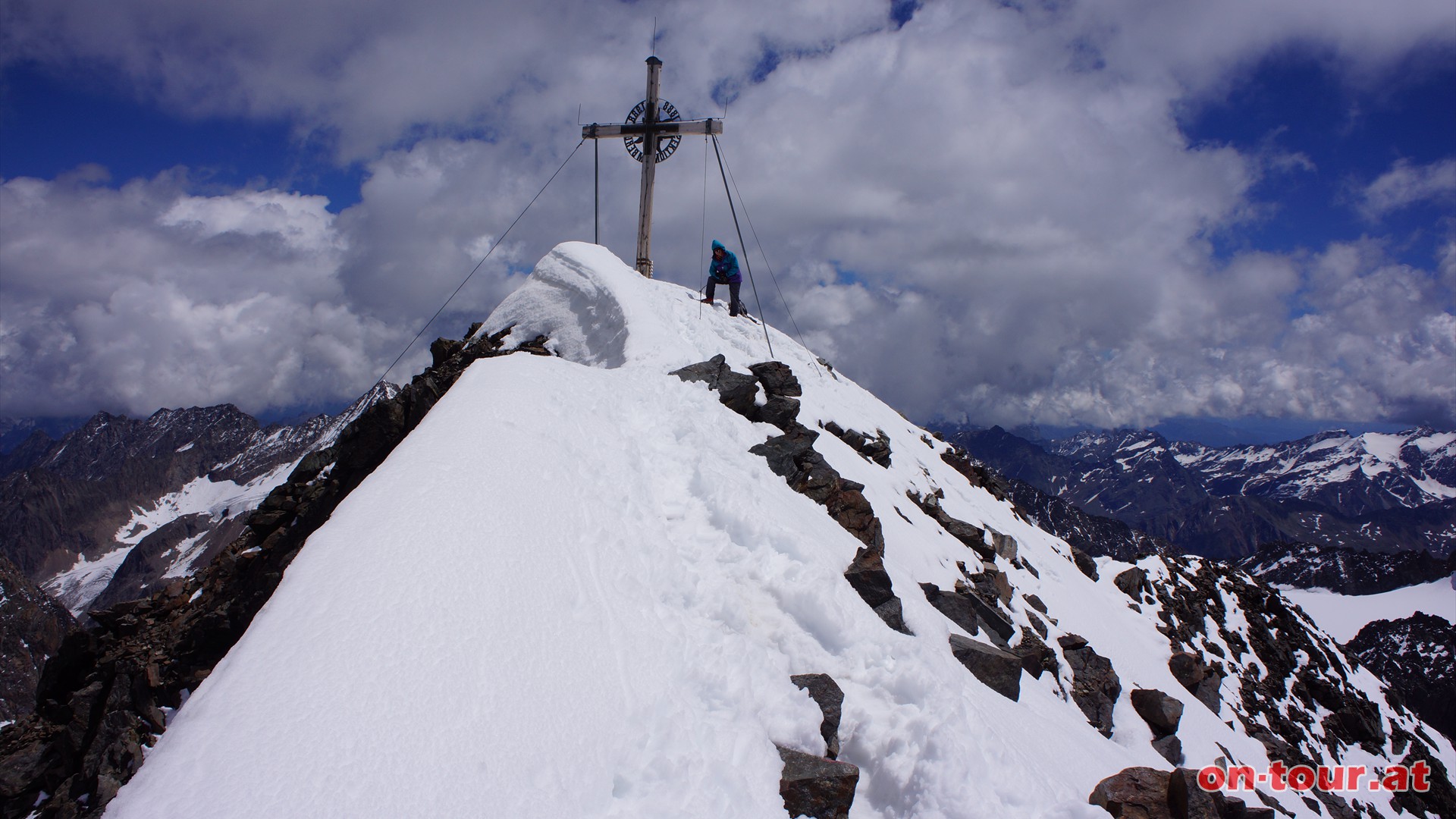 Vorsicht bei Schneelage im Gipfelbereich.