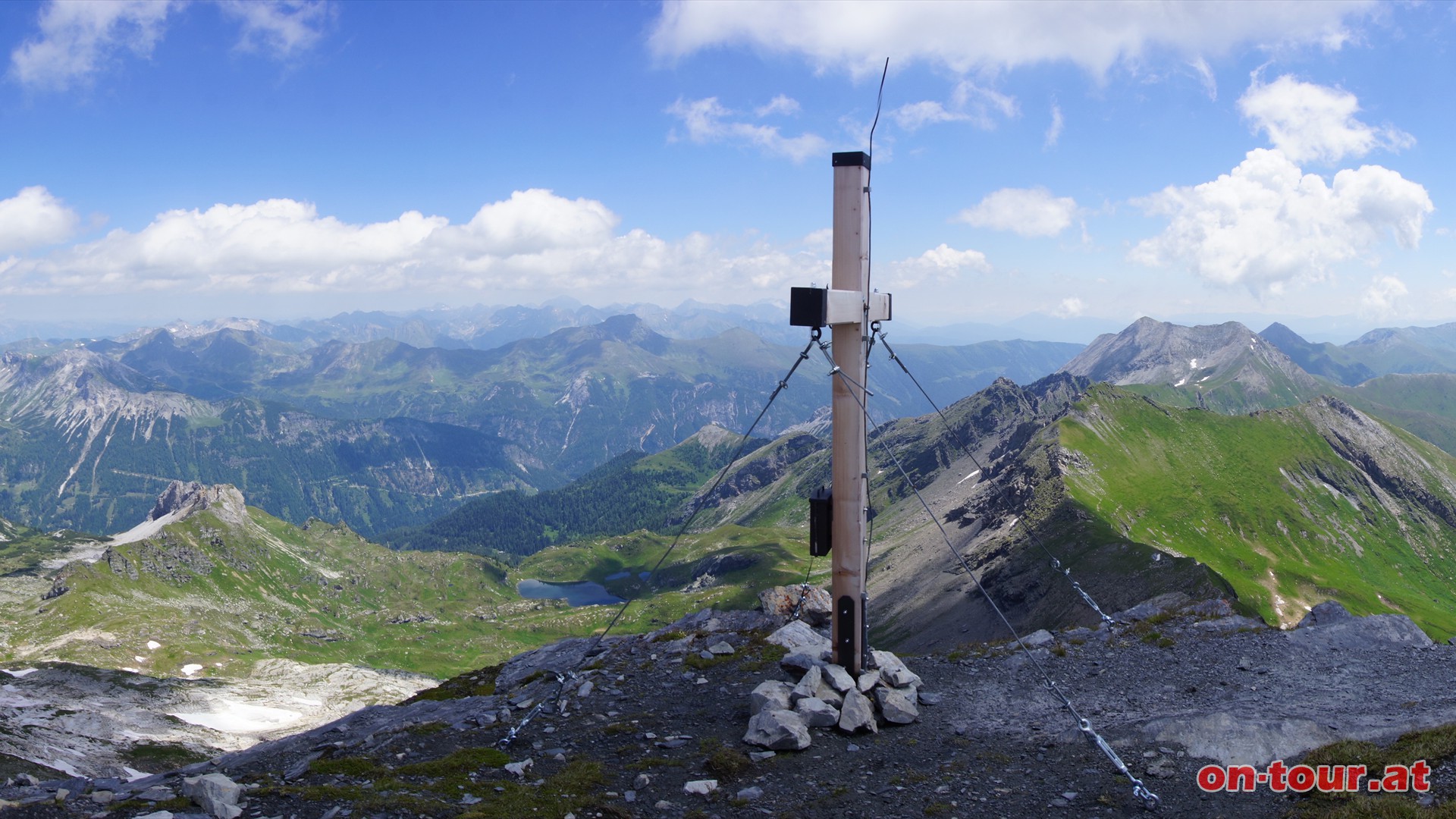 Schwarzeck; 2.636 m; Blick Richtung O, rechts der Kammverlauf zum Weieneck, links die Schladminger Tauern.