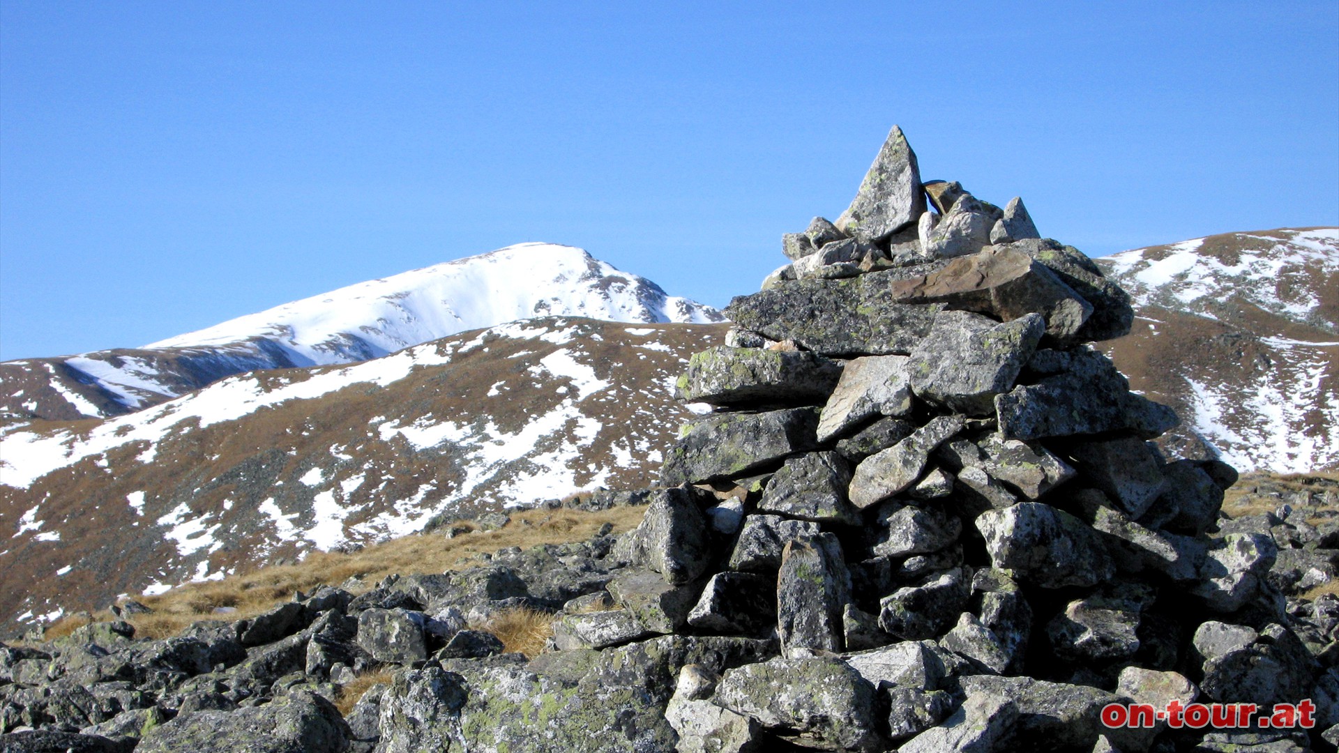 Auf der Lamprechthhe (2.114 m) zeigt sich der schneebedeckte Seckauer Zinken.