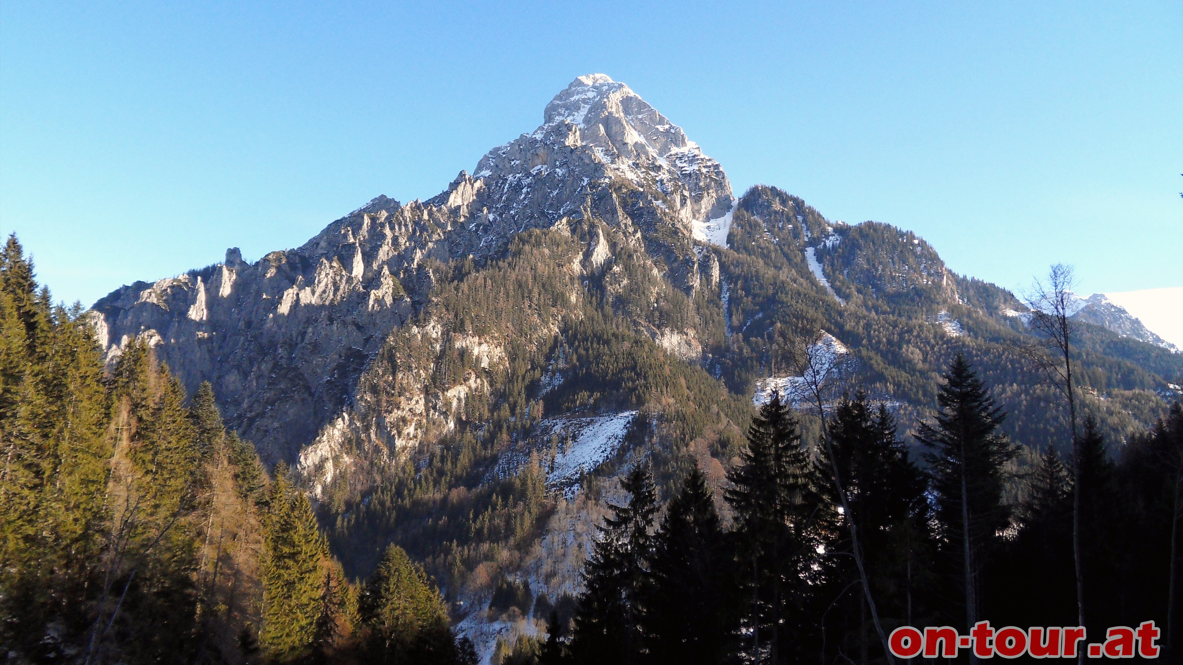 Gewaltig schn erhebt sich im Nordosten der zweithchste Berg im Gesuse, der dstein.