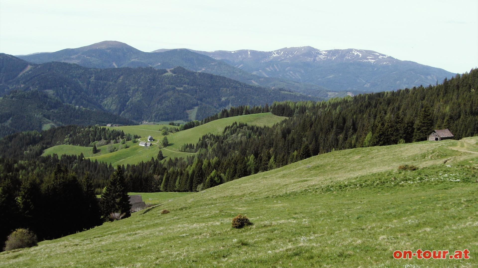 Im Sdwesten erheben sich die Packalpe (links) und die Seetaler Alpen (rechts).