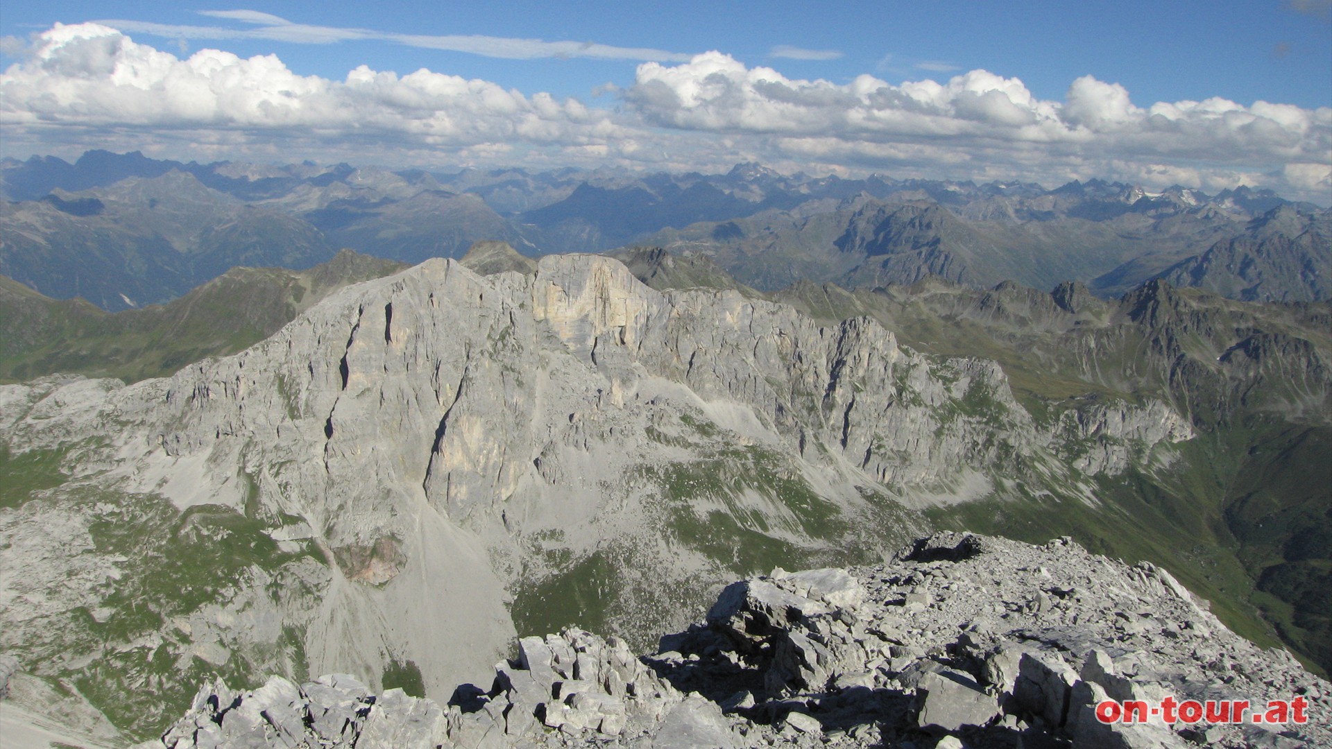 Im Osten dominiert die Weiplatte, im Hintergrund rechts liegt die Silvrettagruppe.
