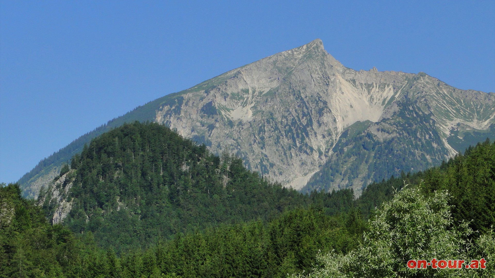 Der pyramidenartige Tamischbachturm.