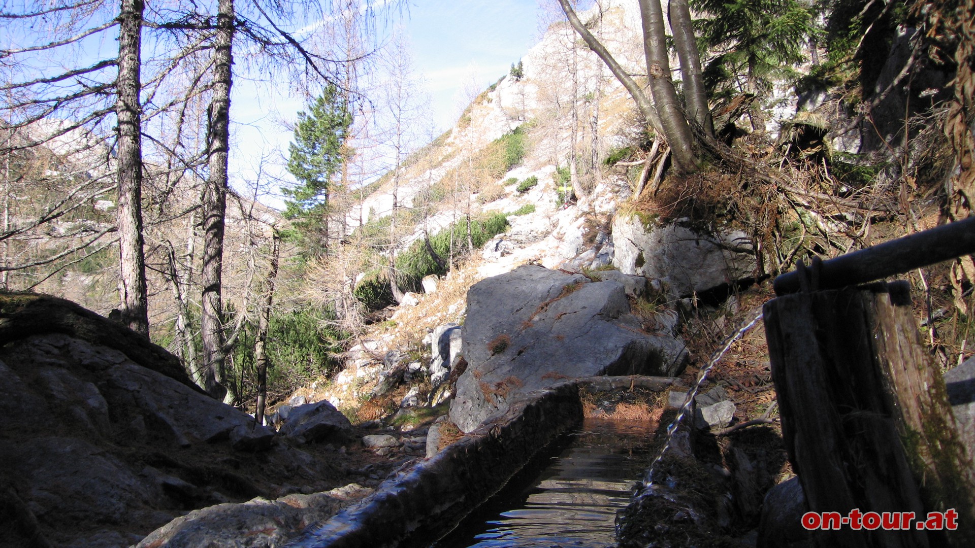 Bei der Gamsbrunn-Quelle weiter geradeaus zur Hesshtte.