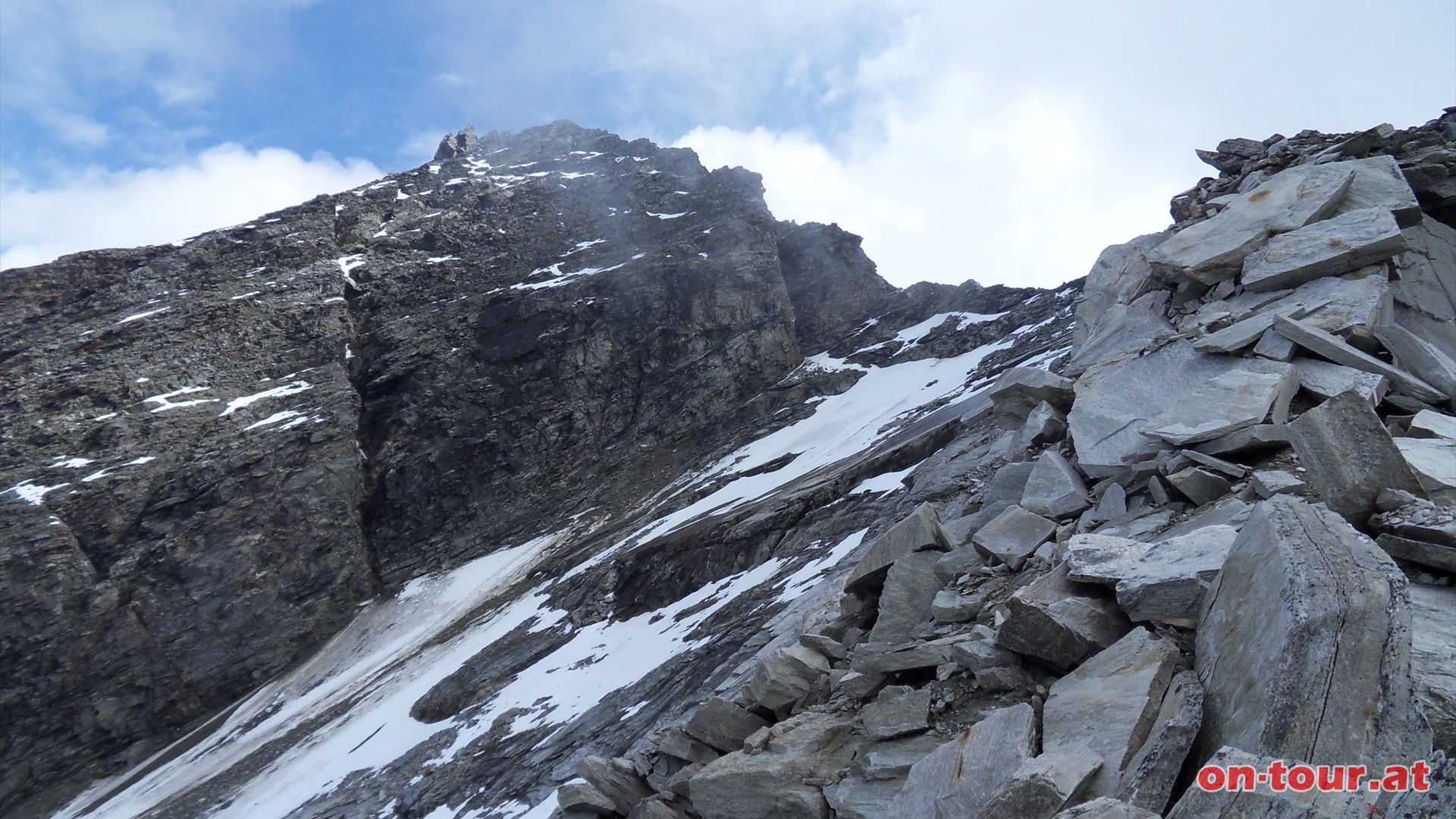 Aufstieg am gerll- und blockreichen Westgrat des Kleinen Ankogel. Links der Ankogel.