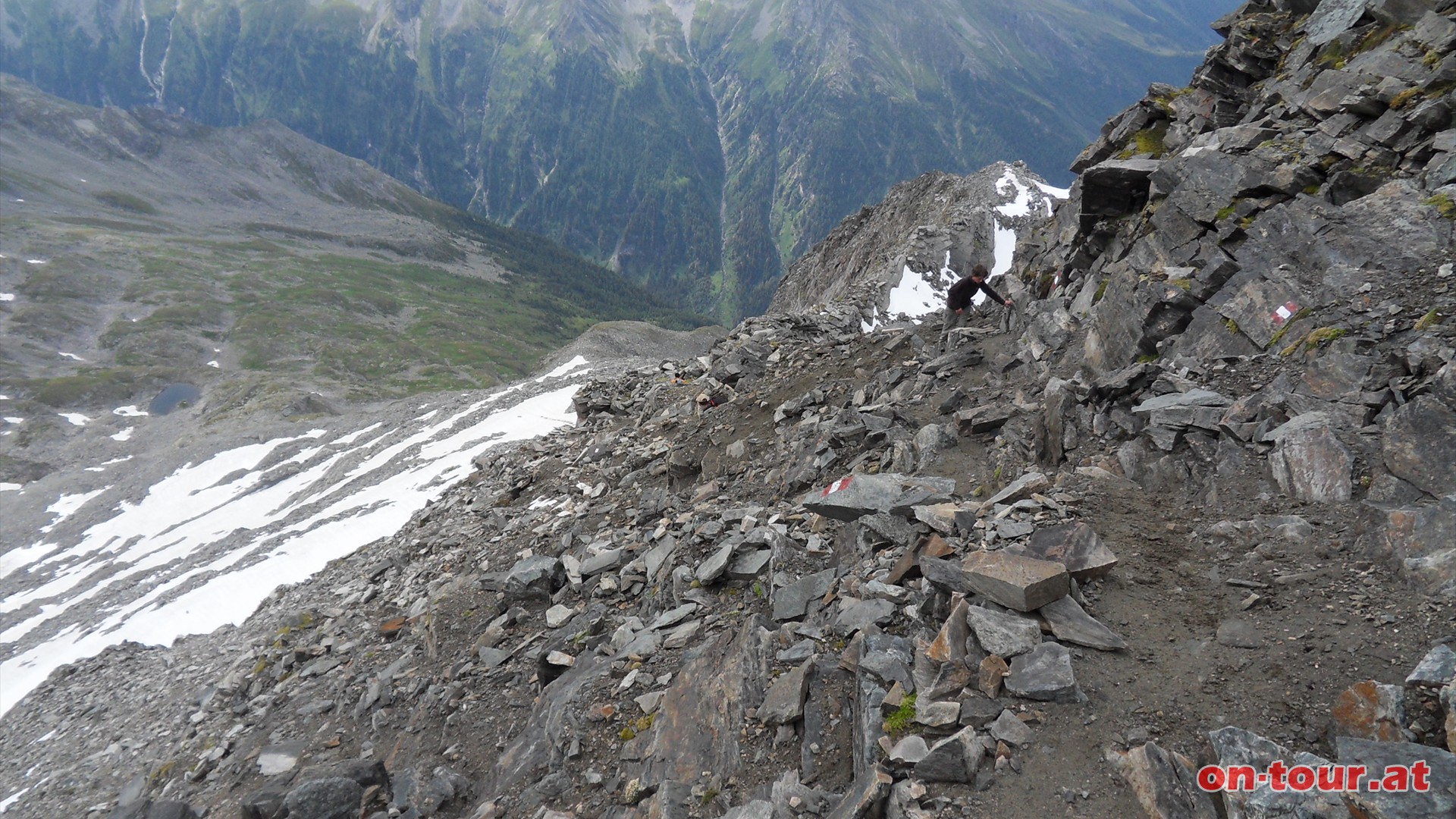 ber den ausgesetzten Verbindungsgrat zum Ankogel-Sdgrat und in weiterer Folge steil auf blockigem Steingerll bergauf.
