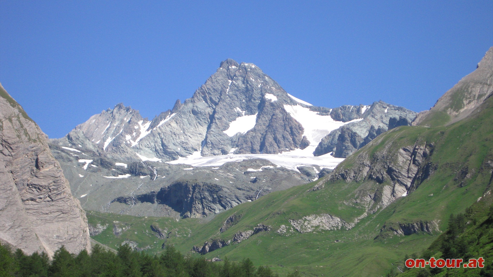 Bereits vom Lucknerhaus ist der eindrucksvolle und formschne Gipfelaufbau des hchsten Berges sterreichs zu bewundern. Deutlich ist der Kleinglockner (re.) und der eigentliche Hauptgipfel (links) zu erkennen.