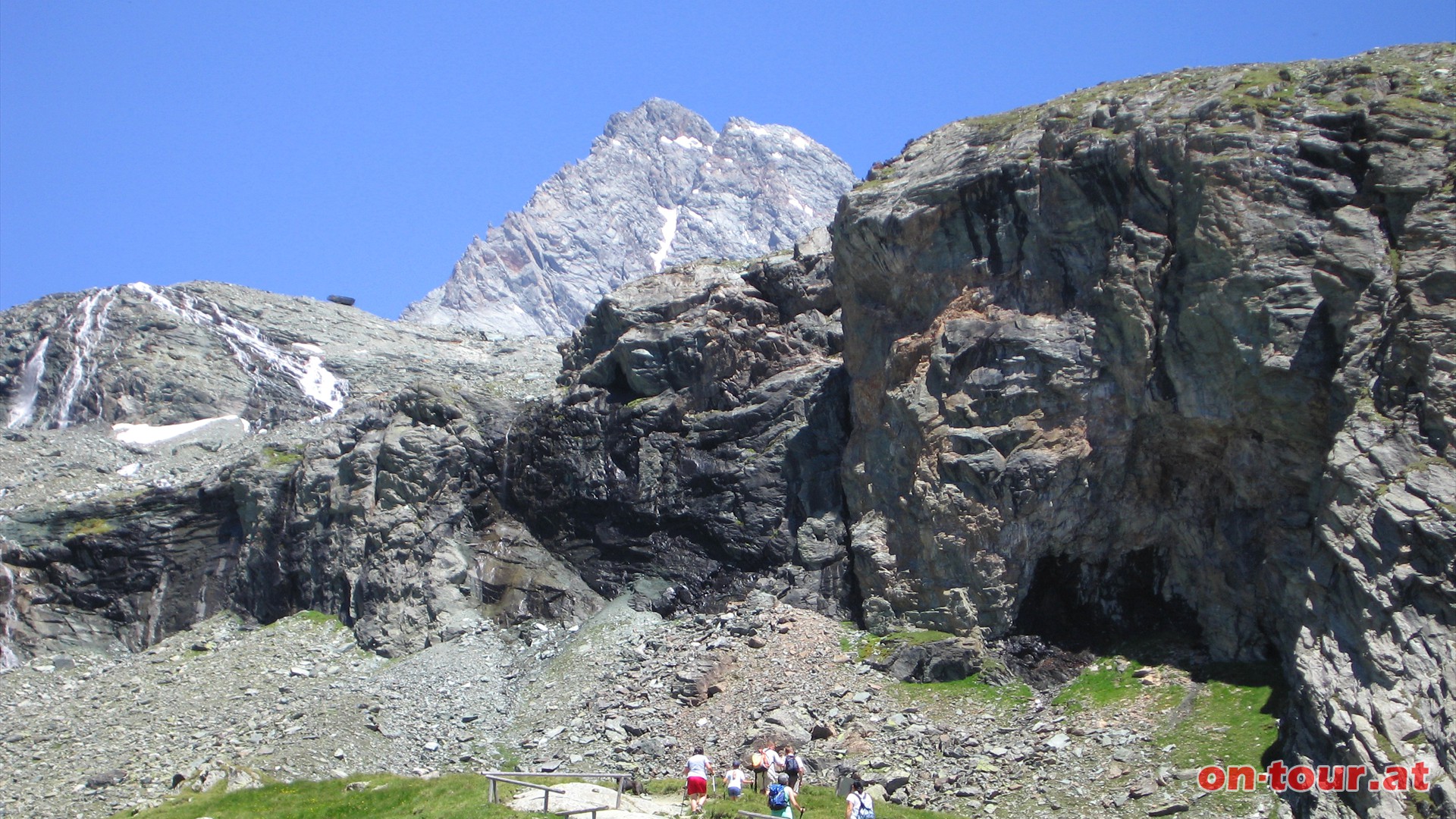 Wasserflle auf mehreren Ebenen. Darber thront der Glockner-Gipfel.