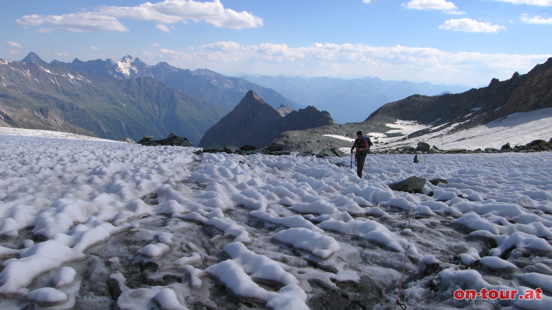 Gletscherspalten knnen eine Breite von mehreren Metern und Tiefen bis ber 20 Meter erreichen. 
Selbst bei einer dickeren Schneedecke ber dem Gletscher sollte auf Seil, Pickel, Steigeisen und Gurt nicht verzichtet werden. 