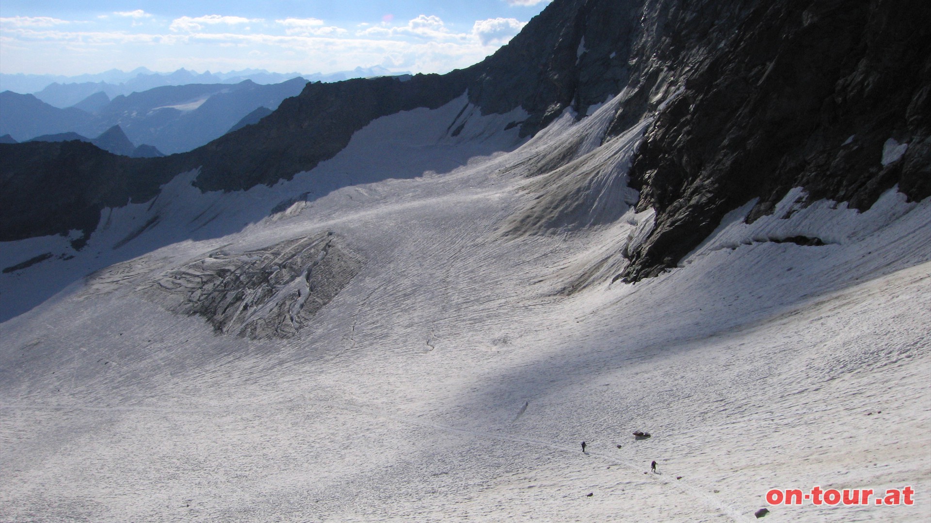 Im oberen Gletscherbereich schwenken wir langsam nach rechts und steuern auf den Kampl, einen Felsgrat zu. Kurz vor dem Kampl wird es steiler. In der Regel gibt es in diesem Bereich eine grere offene Spalte zu berwinden. 