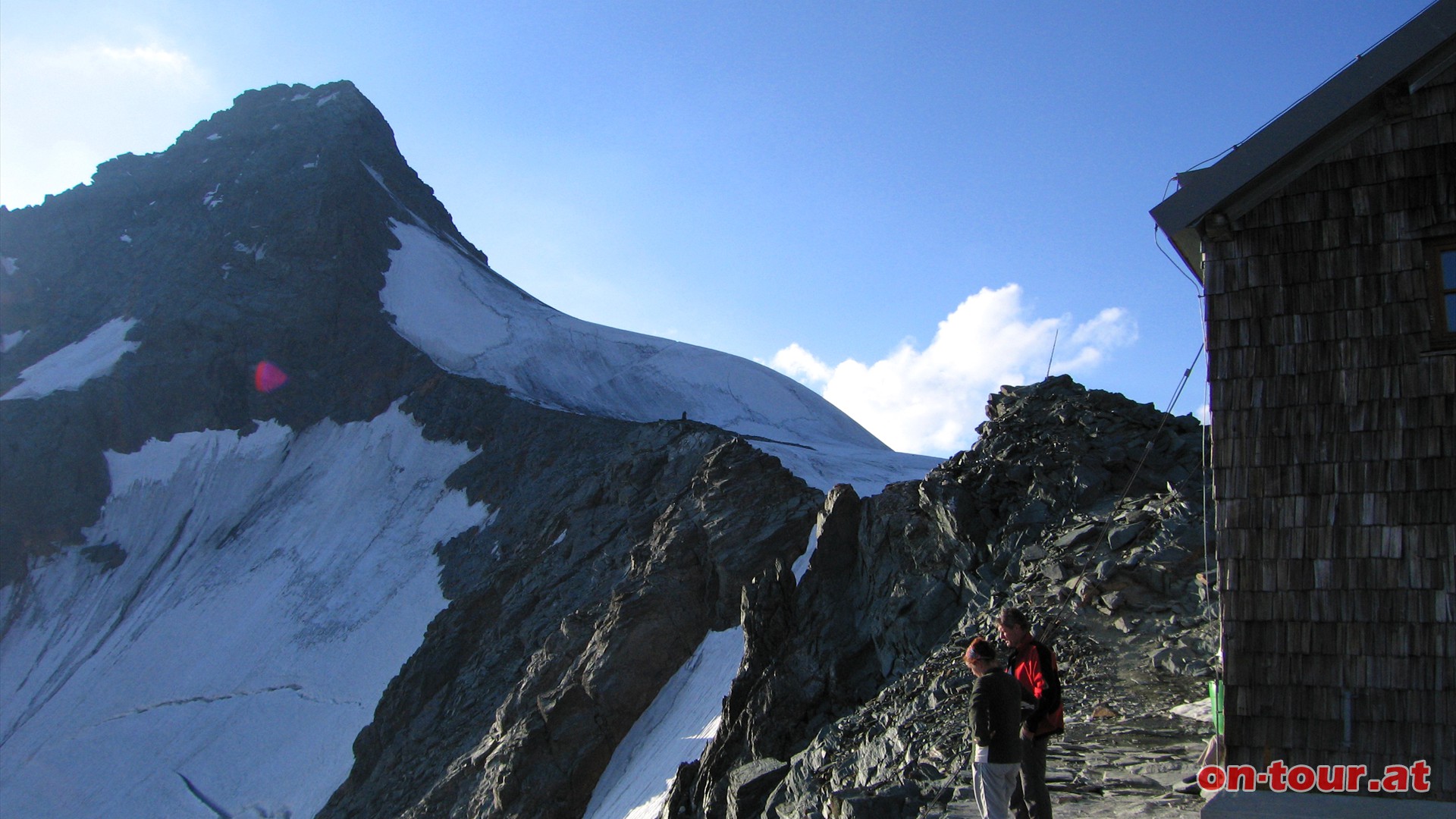 Nach dem Aufstieg ber den Felsgrat folgt die Erzherzog-Johann Htte auf der Adlersruhe. Es ist die hchstgelegenste Berghtte sterreichs und zugleich auch der gesamten Ostalpen. 