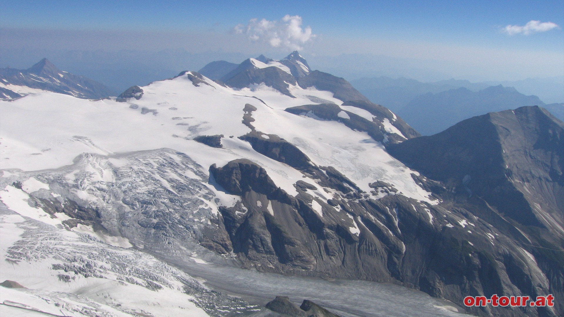 In nordstlicher Richtung liegt das Gr. Wiesbachhorn und unten ist ein Teil der langgestreckten, gewaltigen Pasterze - sterreichs grtem Gletscher - zu sehen.