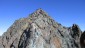 Der Gipfel ist bereits greifbar nahe, doch davor ist noch der Abstieg zur Glocknerscharte zu bewltigen. Die Fixseile sind hilfreich. Die Scharte ist ber einen schmalen Fuweg zu begehen. Rechts fhrt die Pallavicini-Rinne 1200 Meter steilst hinunter und links die Sdrinne mit 800 Hhenmeter bis zum Kdnitzkees.