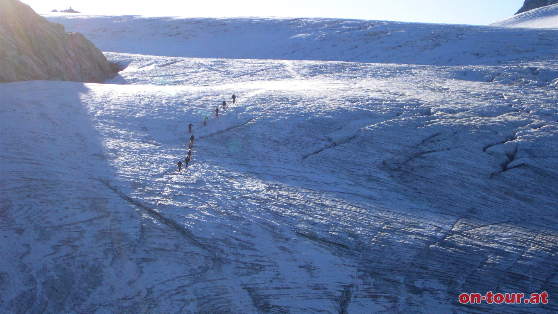 Eine grere Gruppe befindet sich bereits auf der weitlufigen Gletscherflche.
