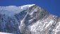 Langsam erkennt man das Gipfelkreuz. Besonders eindrucksvoll die gewaltige Schneewchte am Gipfelgrat.