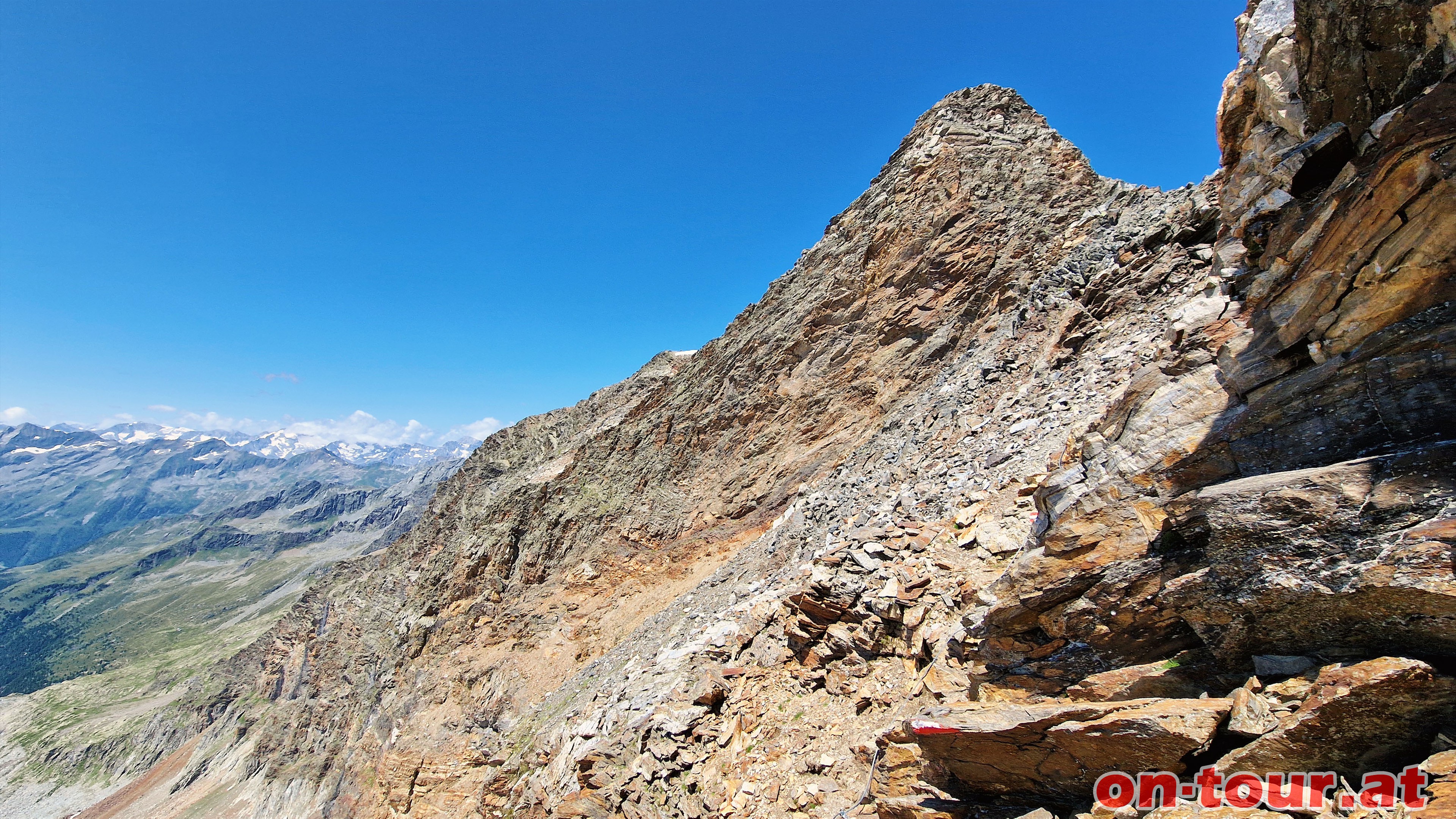 Lenksteinjoch. Weiter am, bzw. unterhalb vom Grat Richtung Gipfel. Kletterpassagen bis II.