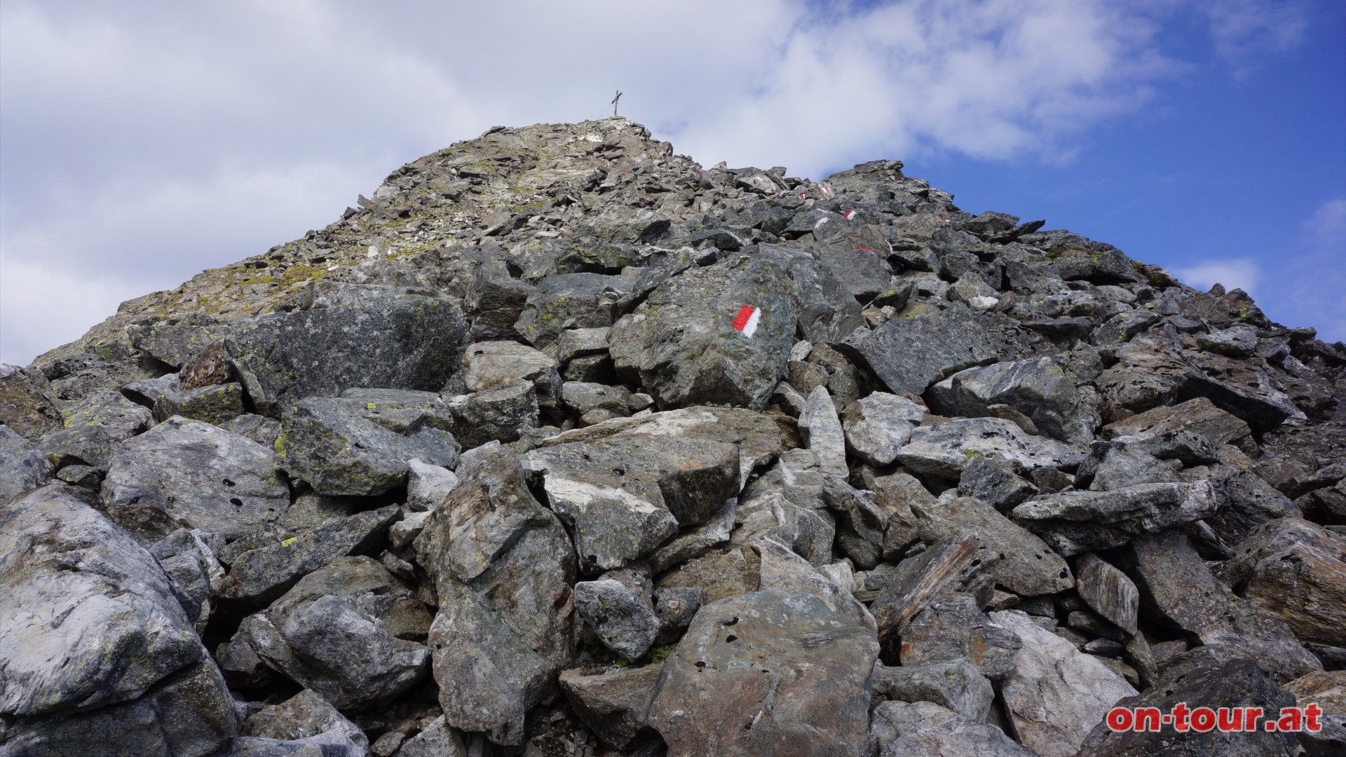 Kombiniertes Geh- und Kletterblockgestein (I) zum Gipfel.