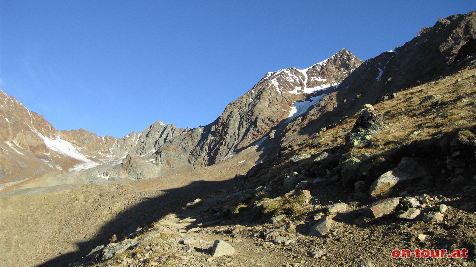 Weiter Richtung Wildspitze/Mitterkarjoch. Auf 2875 m ist die Weggabelung zum tztaler Urkund (rechts). Weiter gerade aus aufwrts. Bald zeigt sich das Tourziel; die Wildspitze.