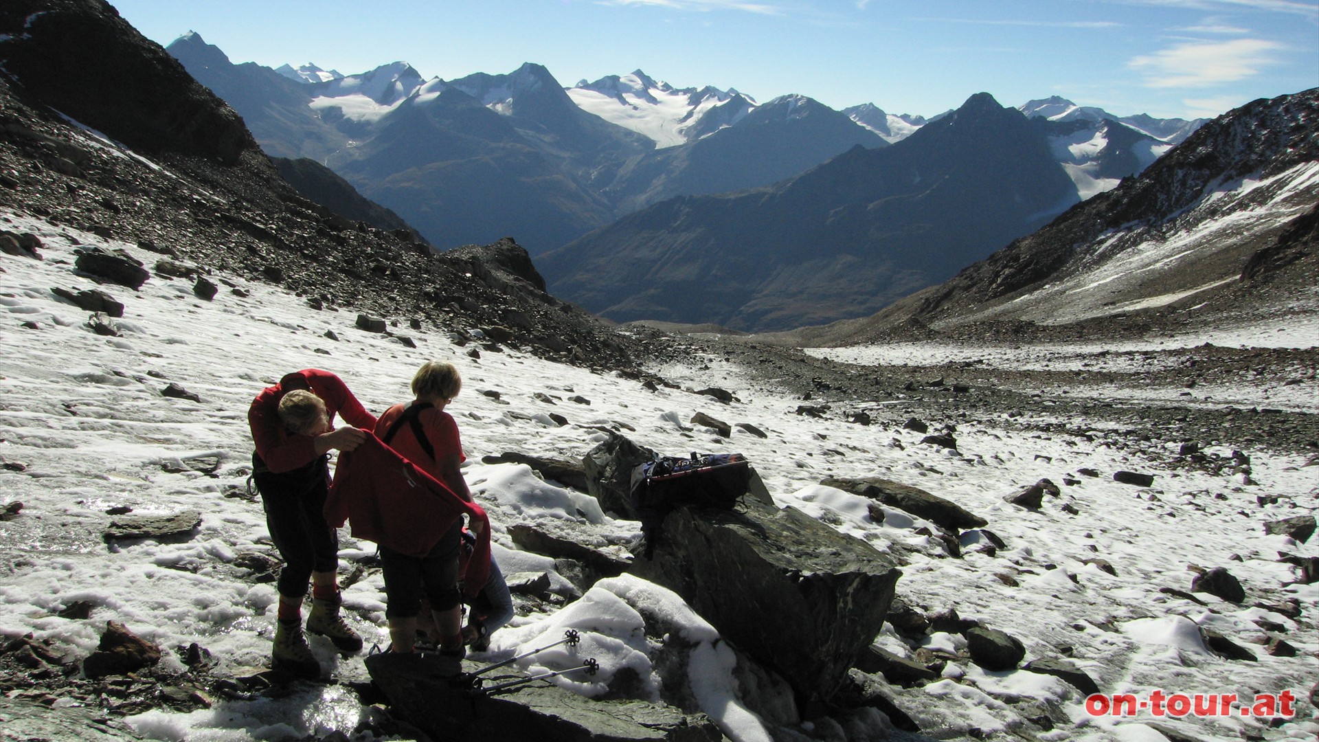 Bei ca. 3225m kommt die Gletscherausrstung zum Einsatz; Sicherungsgurte, Steigeisen und Helm.