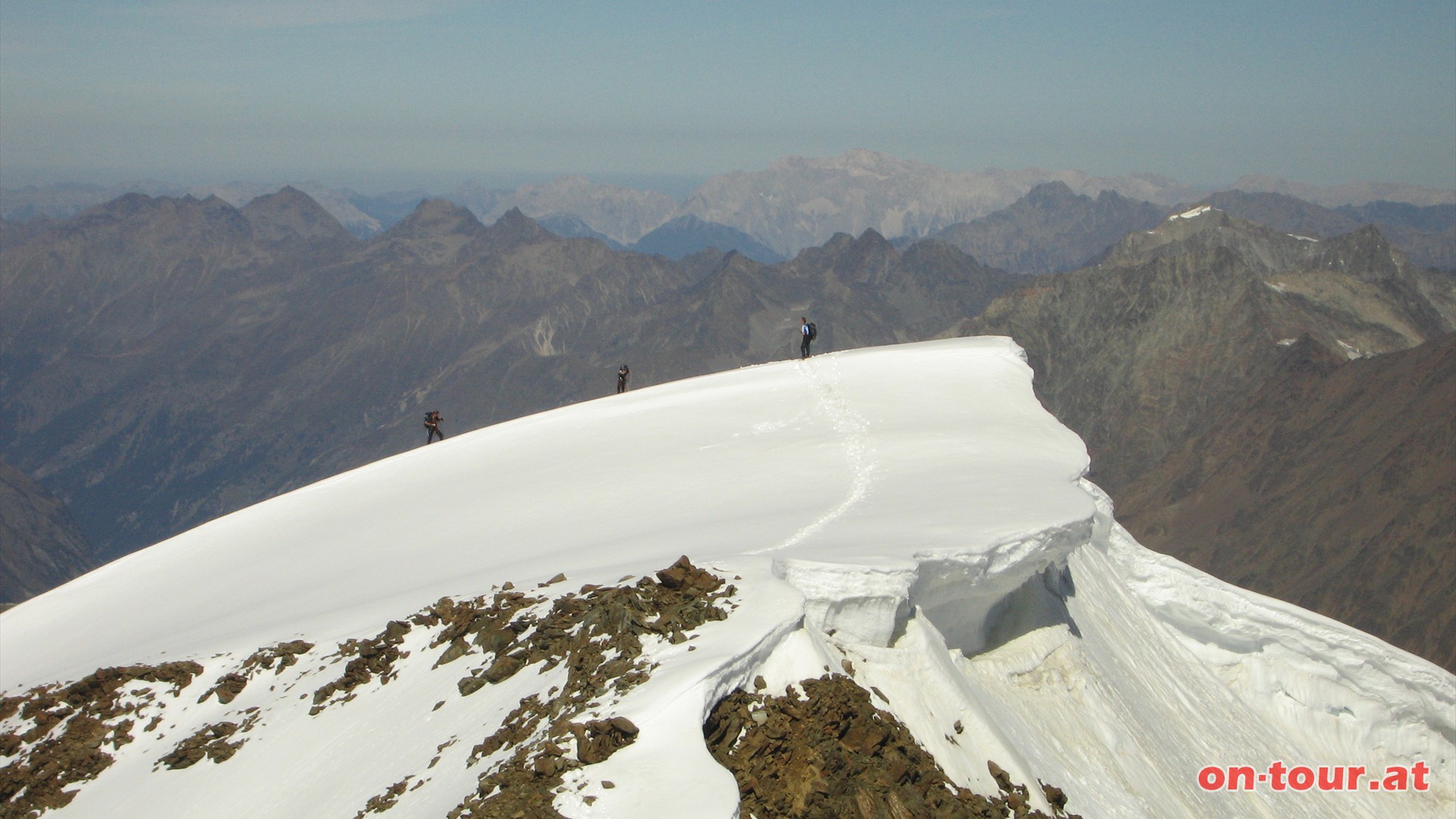 Im Norden eine Besonderheit der Wildspitze, den Nordgipfel. Ehemals hchster Gipfel mit 3774 m Hhe. Aufgrund der Gletscherschmelzprozesse sank die Hhe auf nun vermutlich etwa 3768 m, und damit unter die Sdgipfelhhe.