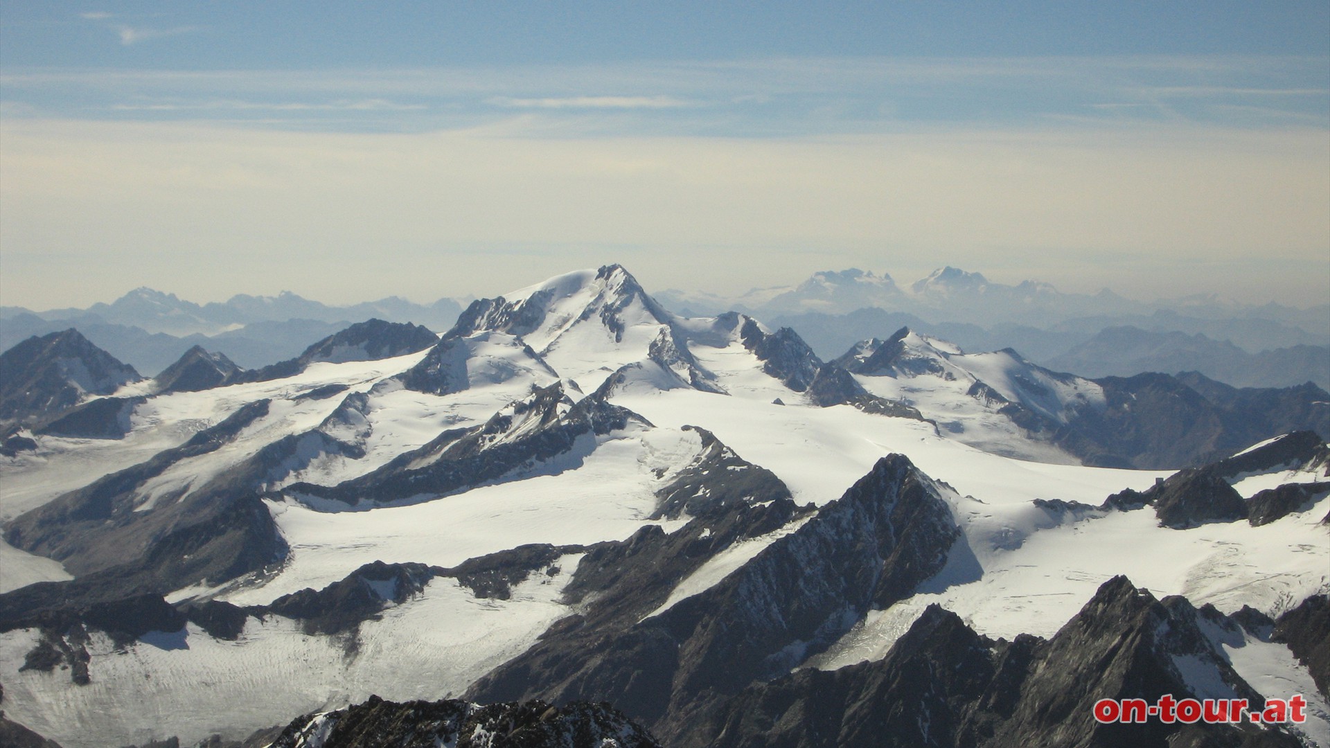 Im Sdwesten ragt die 3738 m hohe Weikugel deutlich aus dem Gipfelmeer empor.