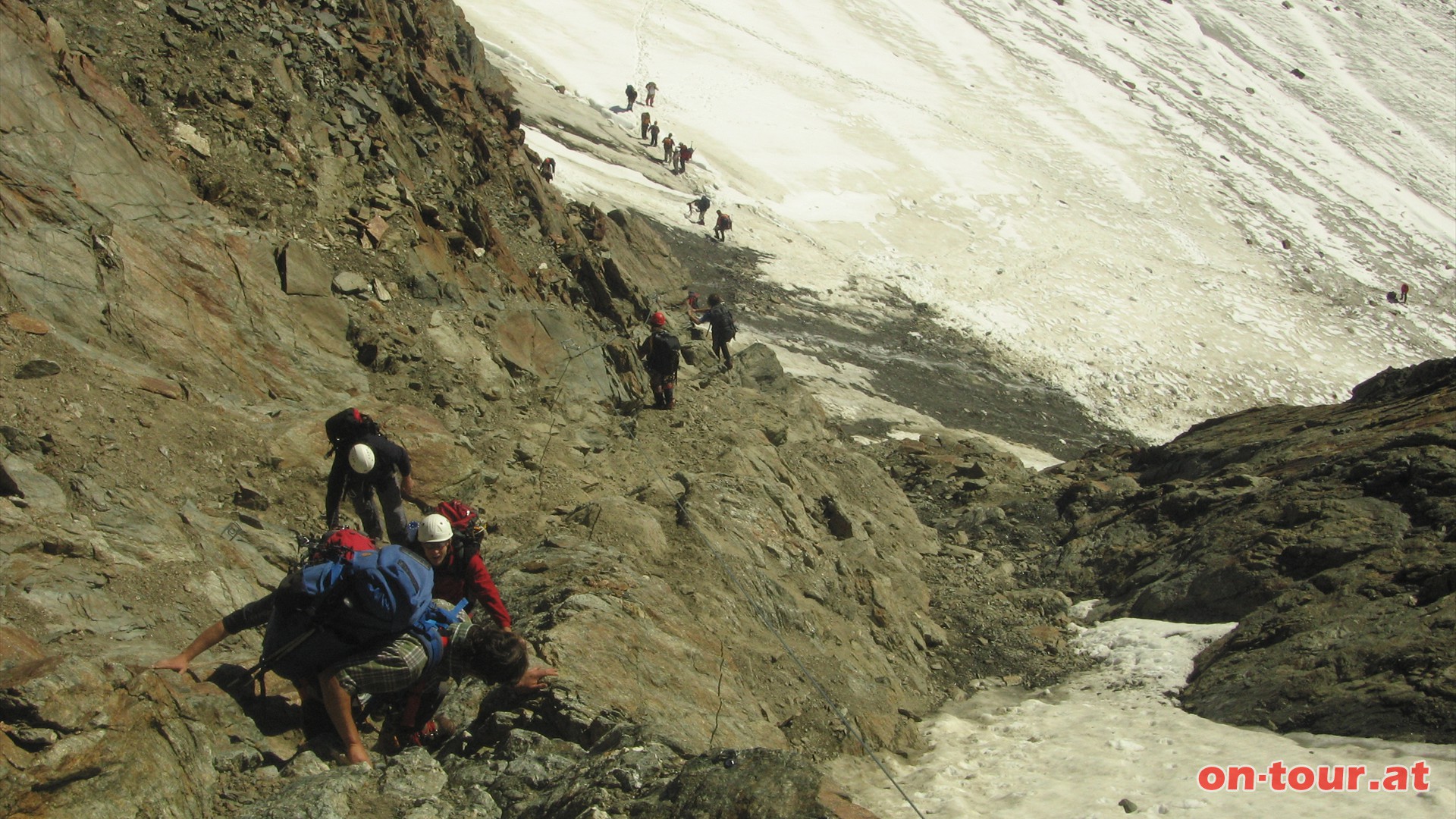 Die leichte Kletterei bis zum Mitterkarjoch ist dann vergleichsweise einfacher. Steilere Passagen sind mit Stahlseilen und Trittbgel gesichert.