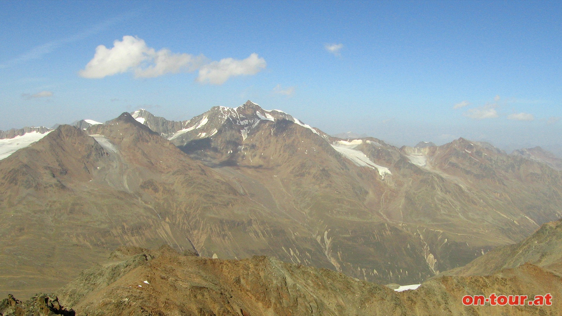 Die Wildspitze ist der hchste Berg von Tirol und der zweithchste von sterreich. Nur 28m trennen 
ihn vom Groglockner. Die Sdseite (von der Kreuzspitze aus) beeindruckt mit der markanten Abschluspitze.